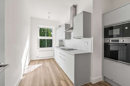 A beautifully renovated first floor apartment in a prime Teddington location. - Photo 4