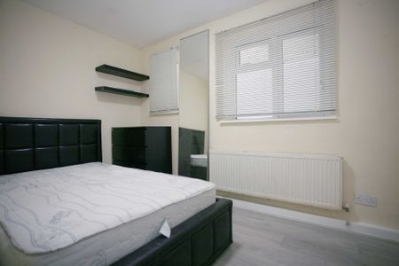 Price £1,700 pcm - Available 04/11/2025 - Part Furnished - Photo 2