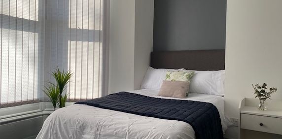 Close to Town Centre Free Netflix & Disney+ 🏡📲 Room 8 - Photo 2