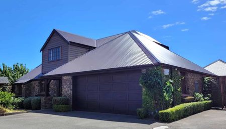 "Ye Olde Worlde" - Photo 5