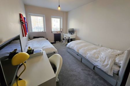 New Zealand Avenue, Walton-on-Thames, Surrey, KT12 - Photo 2