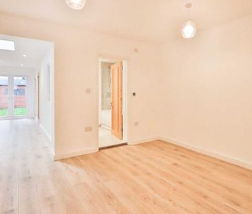 4 bedroom end of terrace house to rent - Photo 6