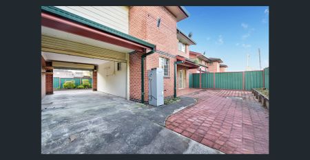 Modern 3-Bedroom Townhouse with Private Entrance & Superb Convenience - Photo 4