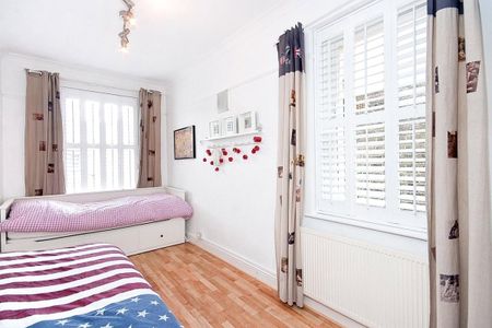 2 bedroom flat in London - Photo 3