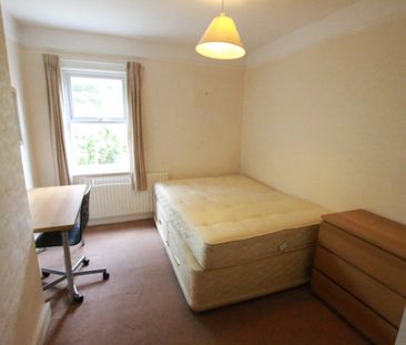 4 Bed Terraced House, St. Peters Road, RG6 - Photo 2