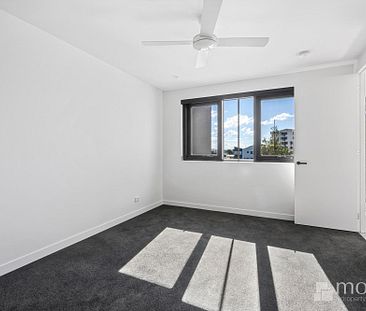 Stunning Three-bedroom apartment looking out to the Maroochydore River - Photo 3