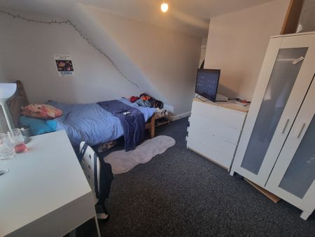 2 Bed Student Accommodation - Photo 2