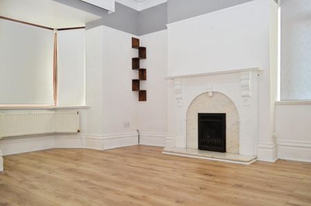 4 bedroom House To Let - Photo 2