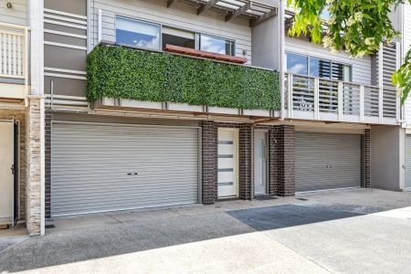 3 level townhouse with city views - Photo 5