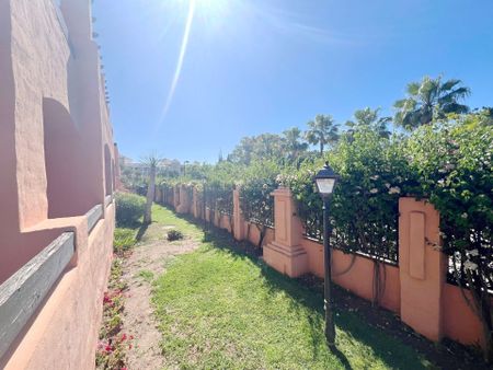 Fantástico apartamento a pocos metros de la playa en Hacienda del Sol, Estepona - Photo 2