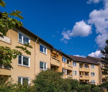 Moderne Wohnung mit Design-Bodenbelag und Einbauküche - Photo 2