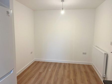 4 bedroom semi-detached house to rent - Photo 2