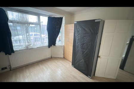 2 Bed Terraced House, Huxley Drive, RM6 - Photo 2