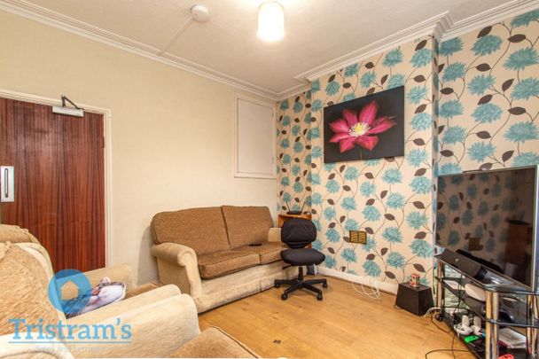 References Pending - 4 bed Mid Terraced House - Photo 1