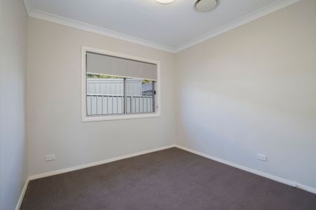 Tidy, Beachside 4 Bedroom Home with Ducted Air Con - Photo 5