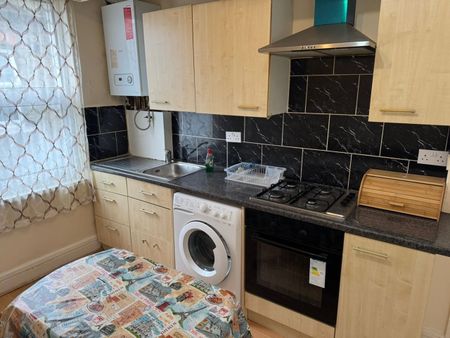 1 Bed Flat, Green Lanes, N13 - Photo 4