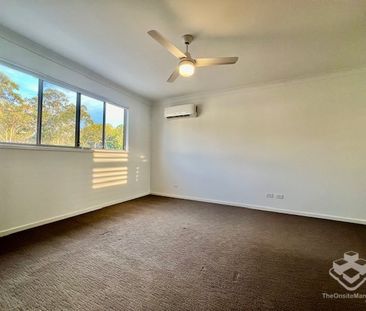Modern townhouse with double garage plus driveway - can fit 4 cars! - Photo 2