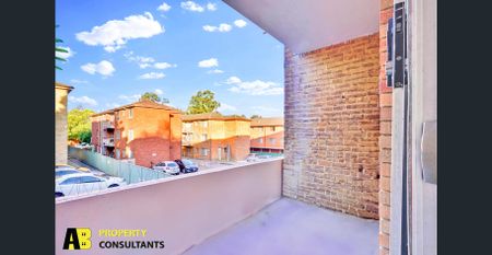 Spacious 2 bedroom unit on Wigram st - Photo 2