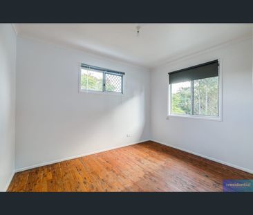 🏡 Spacious Dual-Level Family Home with Room for Everyone! - Photo 6