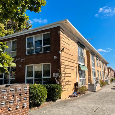 FANTASTIC UNIT IN A PRIME LOCATION - ESSENDON! - Photo 3