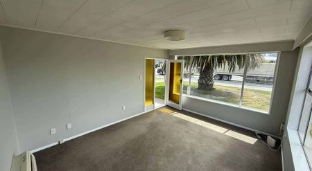 Tidy Townhouse with Internal Access - Photo 5