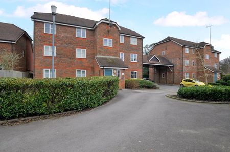 Royal Huts Avenue, Hindhead - 1 bedroomProperty for lettings - Seymours - Photo 3