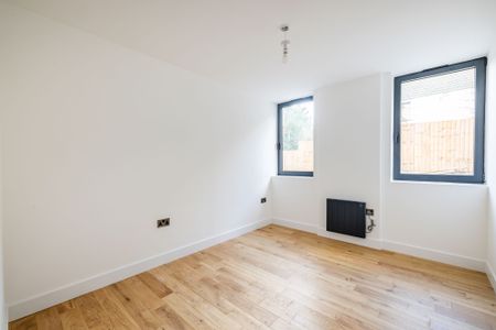 To Let 3 Bedroom Flat - Photo 3