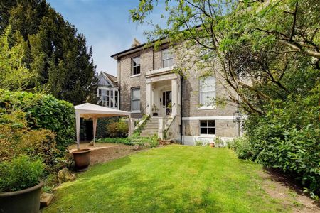 1 bedroom Flat To Let - Photo 2