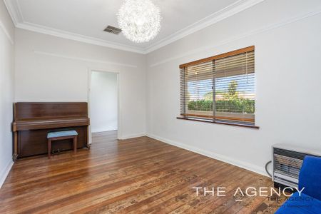 3 Bedroom 1 Bathroom House in Bedford - Photo 2