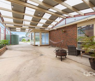 LARGE FAMILY HOME IN A CONVENIENT LOCATION! - Photo 6