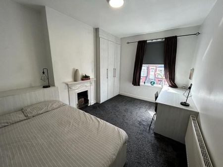 6 bedroom terraced house to rent - Photo 4