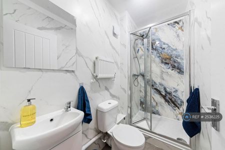 1 bedroom in a house share to rent - Photo 5