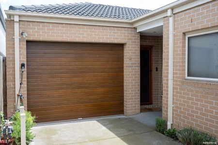 Modern Three Bedroom Townhouse in Altona North - Photo 4