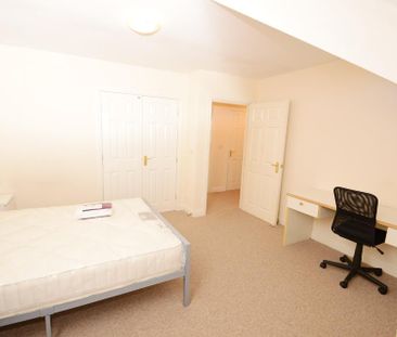 4 bedroom semi-detached house to rent - Photo 3