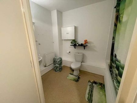 1 bedroom in a flat share to rent - Photo 5