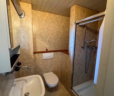 einfache Altbauwohnung mit charaktervollen Holzverkleidungen - Photo 4