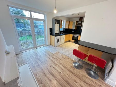 3 bedroom semi-detached house to rent - Photo 5