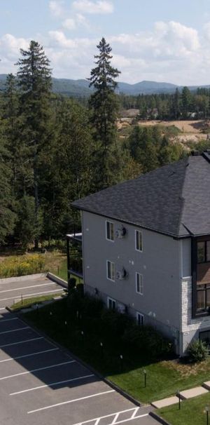 4 1/2 boisé avec piscine à Mont-Tremblant (Saint-Jovite) - Photo 1