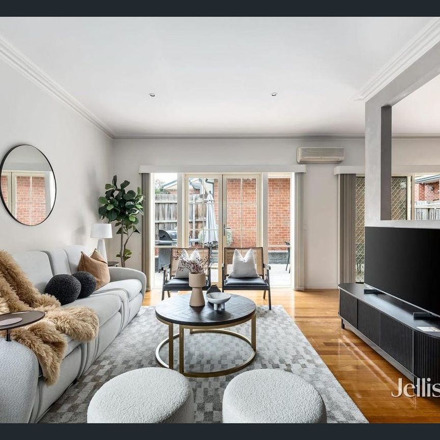 Spacious Three-Bedroom Townhouse with Double Garage - Photo 1