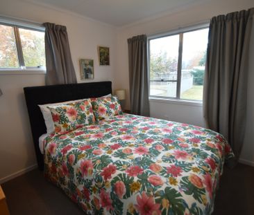 Spacious Furnished 5-Bedroom Hydro Home in Prime Central Location - Photo 6