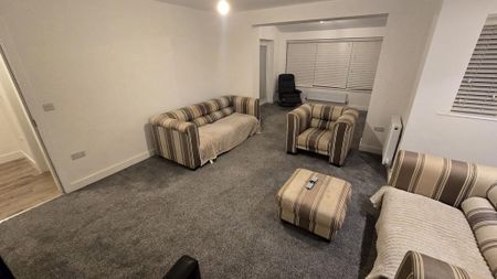 5 bedroom semi-detached house to rent - Photo 2