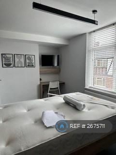 4 bedroom terraced house to rent - Photo 3