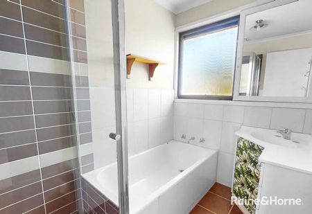4 Bedroom house in Cranbourne North! - Photo 2
