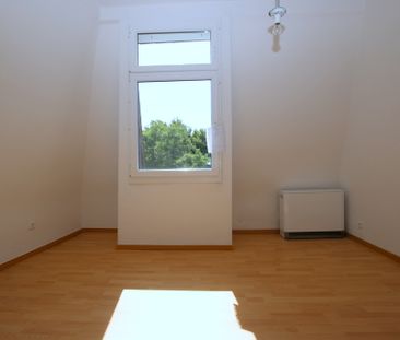 Gemütliche Dachgeschosswohnung mit 3 Zimmern und ca. 60 m² Wfl. in ... - Photo 2