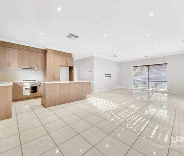 4 Bed 2 Living 2 Car Garage - Photo 5