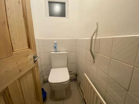 1 bedroom in a house share to rent - Photo 4