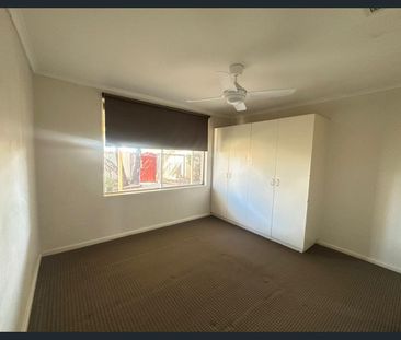 2 Bedrooms, 1 Bathroom, and 1 Parking Space - Photo 2