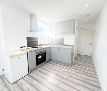 1 Bed Flat, Dunstable Road, LU4 - Photo 2