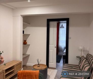 1 bedroom in a flat share to rent - Photo 1