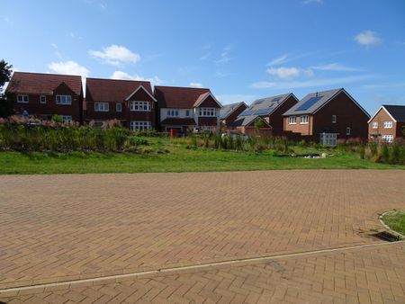 Dale Cresent, Barton Seagrave - Photo 2